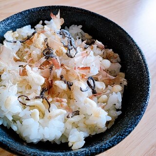 簡単☆揚げ玉と塩昆布とおかかのご飯